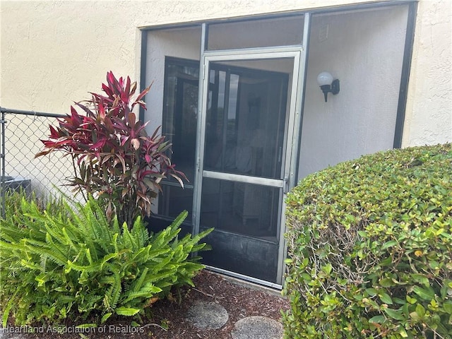 6000 Matanzas Dr, Sebring, FL 33872 - doorway to property with stucco siding and fence