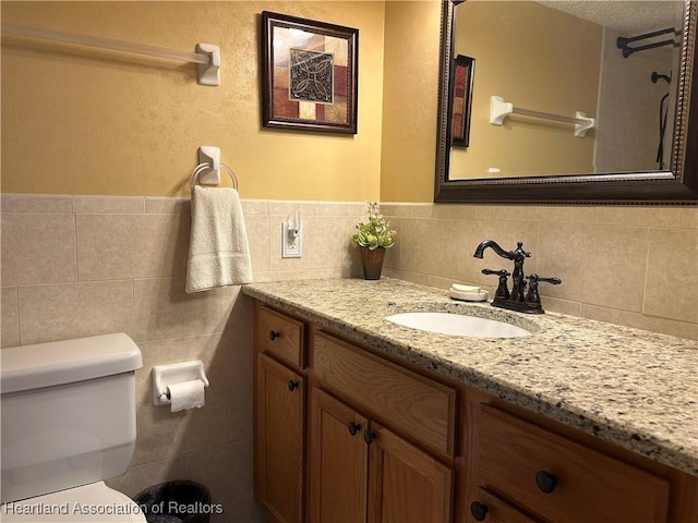 6000 Matanzas Dr, Sebring, FL 33872 - bathroom featuring tile walls, toilet, and vanity