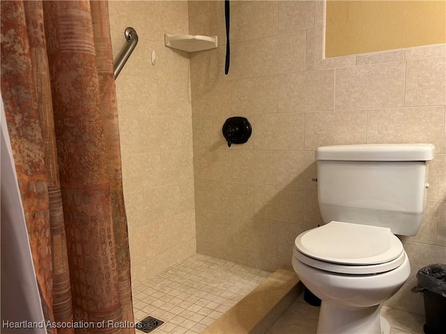 6000 Matanzas Dr, Sebring, FL 33872 - bathroom with a stall shower, toilet, and tile walls