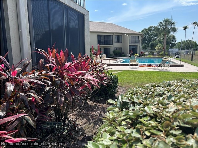6000 Matanzas Dr, Sebring, FL 33872 - community pool with fence and a patio area
