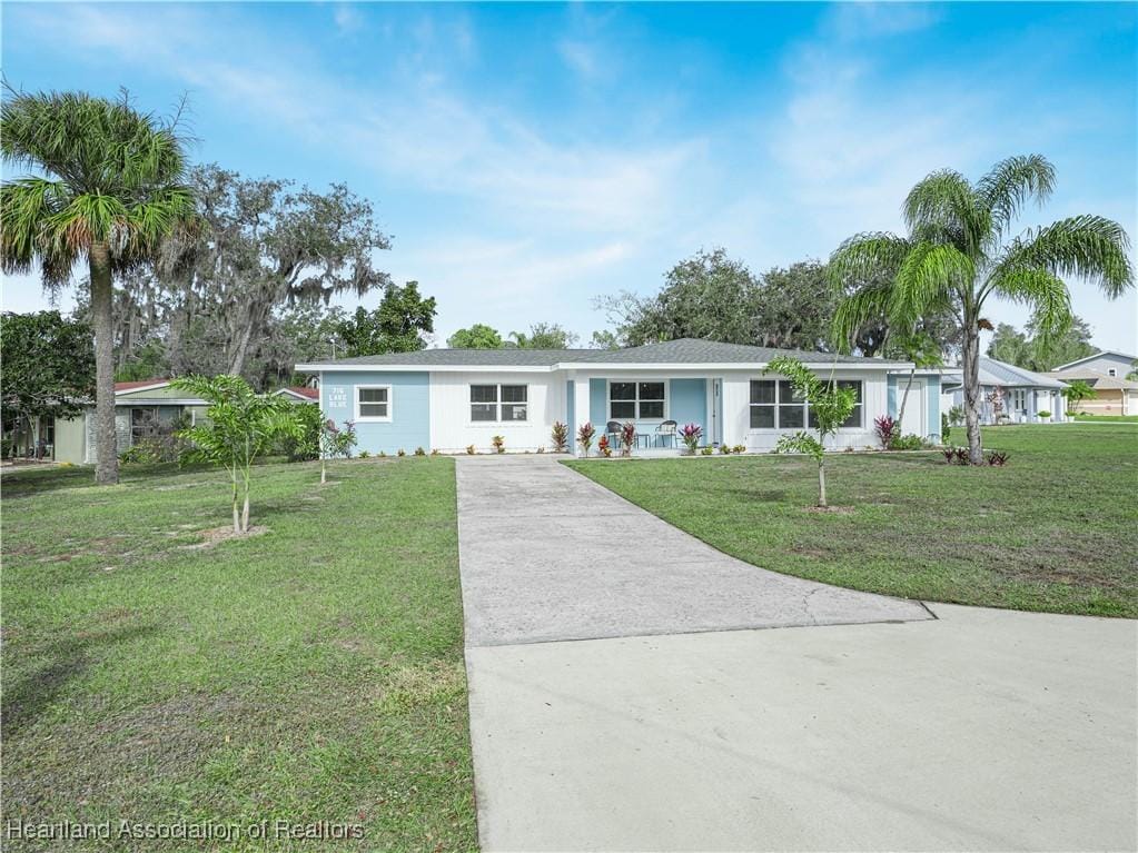 716 Lake Blue Dr, Lake Placid, FL 33852 - ranch-style home featuring a front lawn
