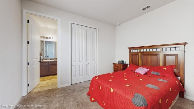1076 Sugarwood St, Davenport, FL 33837 - bedroom featuring light colored carpet, a closet, a sink, and baseboards