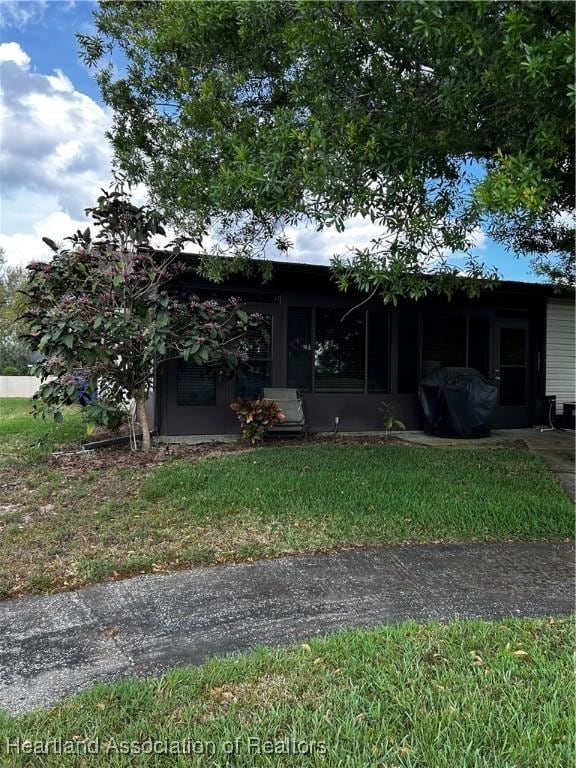 view of front of home featuring a front yard