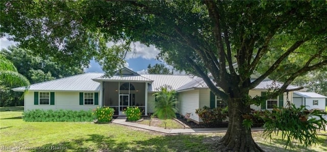 ranch-style house featuring a front lawn