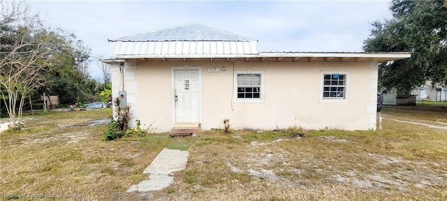 view of front of property featuring a front lawn