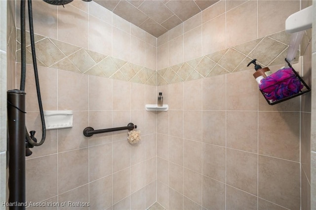 4023 Santa Barbara Dr, Sebring, FL 33875 - bathroom featuring a tile shower
