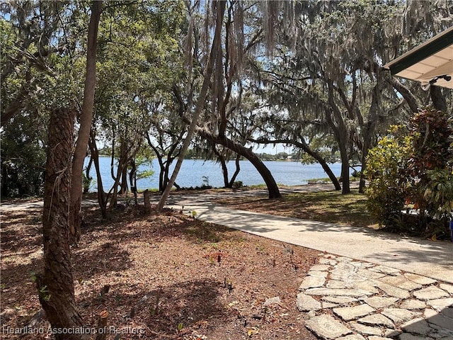 view of yard featuring a water view