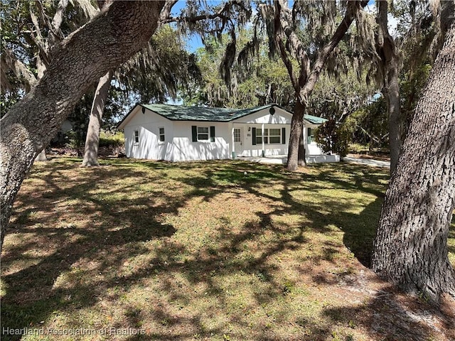 view of front of home featuring a porch and a front yard