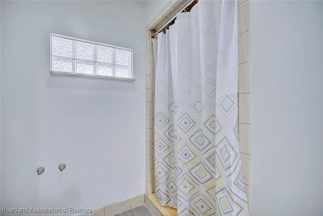 bathroom featuring a shower with shower curtain