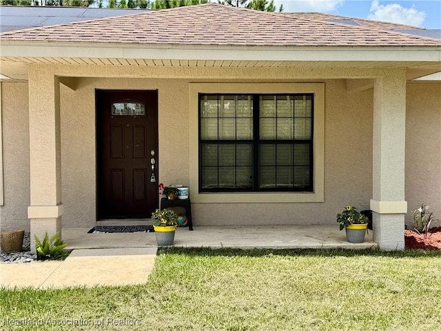 259 Condor Ave, Sebring, FL 33870 - entrance to property with stucco siding, a lawn, and a shingled roof