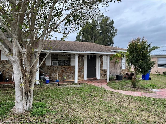 view of front of home featuring a front lawn