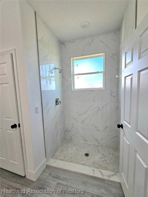 425 Floral Dr, Sebring, FL 33876 - bathroom with a marble finish shower and wood finished floors