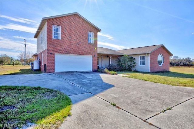 view of front facade featuring a front lawn and a garage