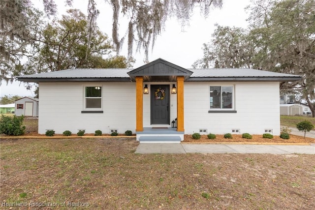 ranch-style house featuring a front yard