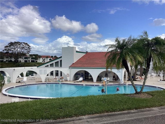 view of swimming pool featuring a patio