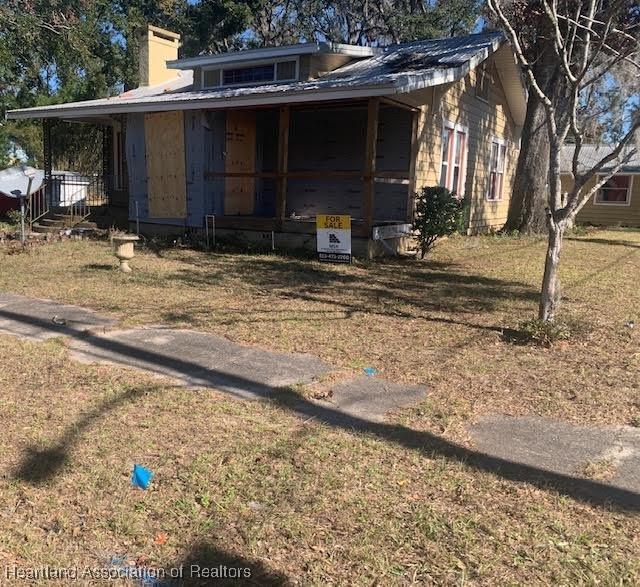 view of front facade with a front yard