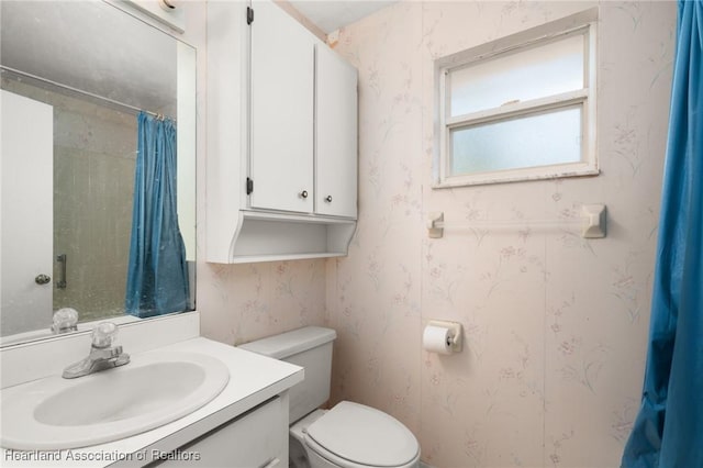 9131 Bridle Path, Sebring, FL 33875 - bathroom featuring toilet, vanity, wallpapered walls, and curtained shower