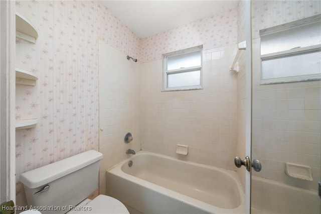 9131 Bridle Path, Sebring, FL 33875 - bathroom featuring wallpapered walls, toilet, and shower / bathtub combination