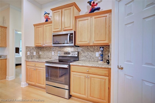 kitchen with stainless steel appliances, backsplash, light brown cabinetry, light wood-style floors, and ornamental molding