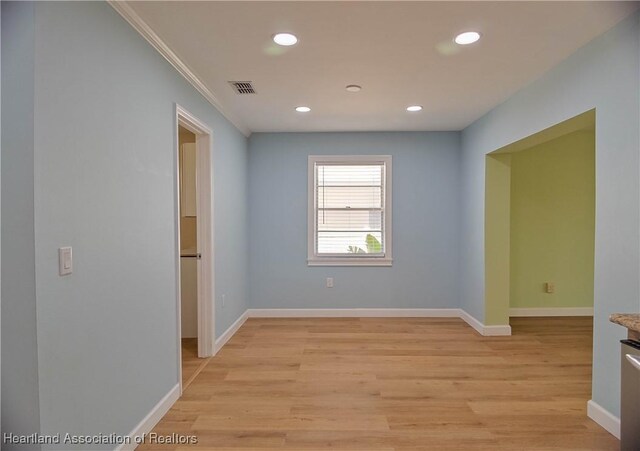 956 Shamrock Dr, Sebring, FL 33875 - unfurnished room featuring light wood-style flooring, recessed lighting, baseboards, and crown molding