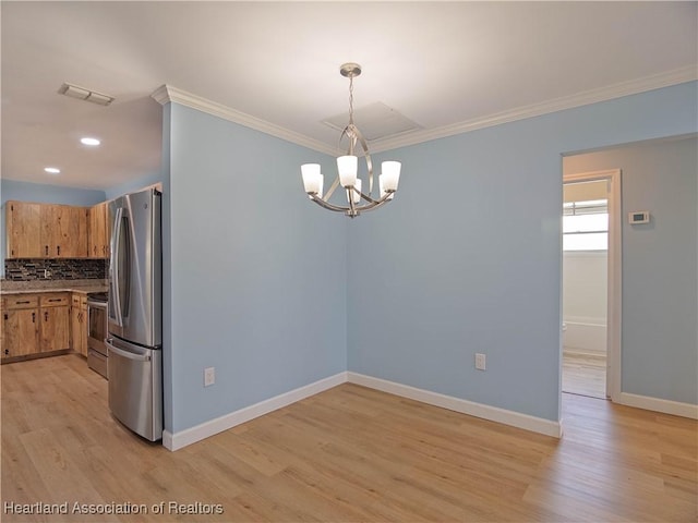 956 Shamrock Dr, Sebring, FL 33875 - kitchen featuring stainless steel appliances, a chandelier, crown molding, light wood-type flooring, and light countertops