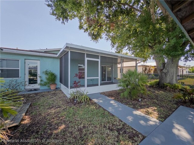 956 Shamrock Dr, Sebring, FL 33875 - view of front of home featuring a sunroom