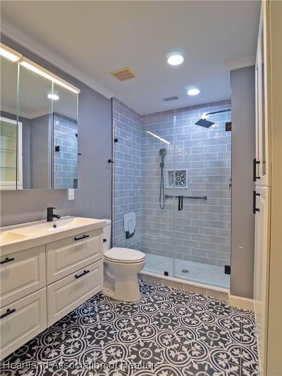 956 Shamrock Dr, Sebring, FL 33875 - full bath featuring a shower stall, toilet, recessed lighting, vanity, and crown molding