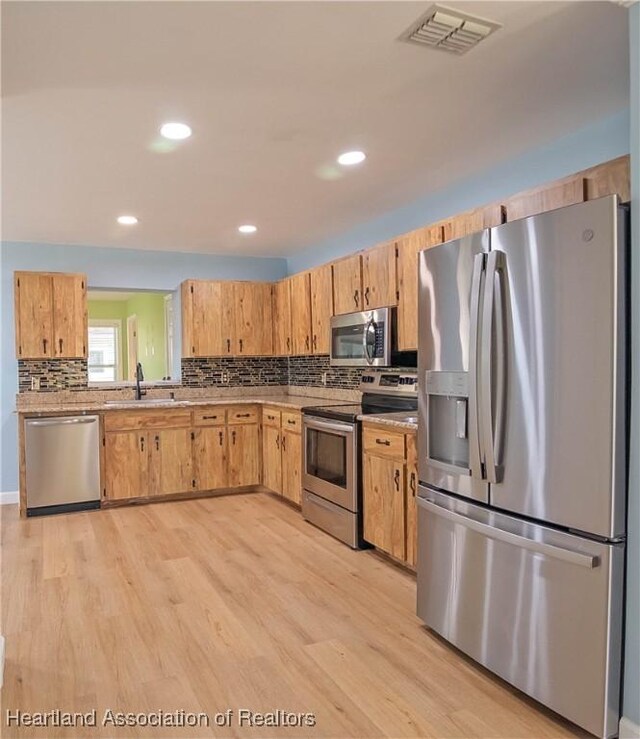 956 Shamrock Dr, Sebring, FL 33875 - kitchen featuring stainless steel appliances, a sink, light wood-style floors, light countertops, and recessed lighting