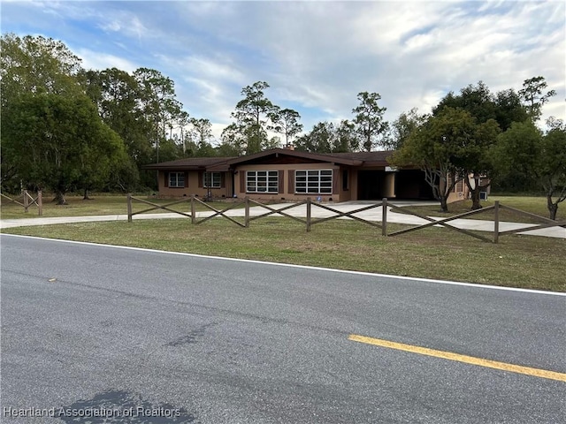 view of front of property featuring a front yard