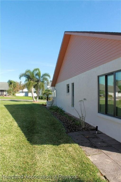 view of side of property featuring a lawn