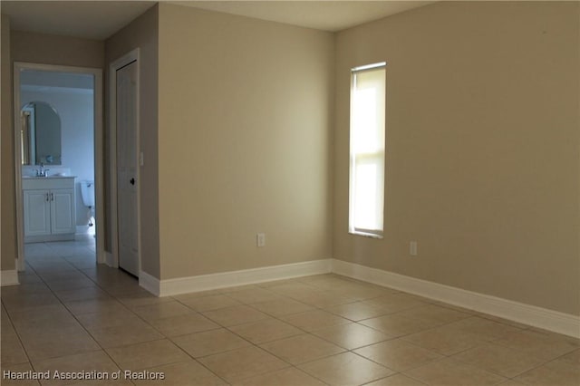 empty room featuring light tile patterned floors