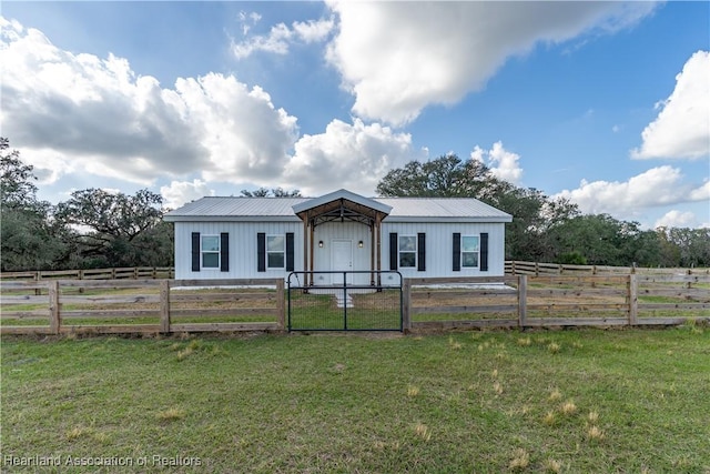 view of front of home featuring a rural view