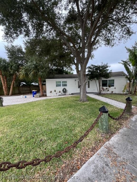 ranch-style home featuring a front lawn