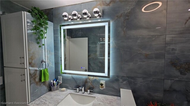 1022 Marble Ave, Avon Park, FL 33825 - bathroom with backsplash and vanity