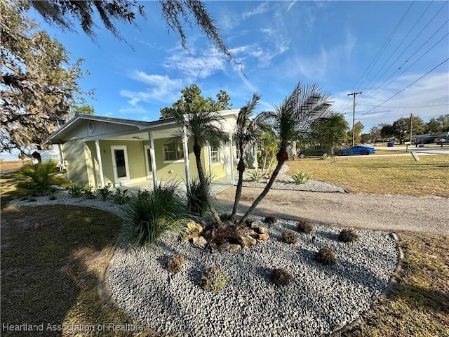 view of front of house featuring a front lawn