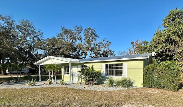 ranch-style home with a front lawn