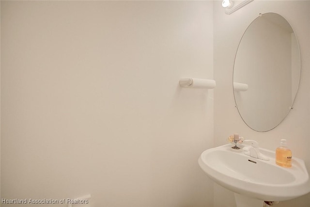 bathroom featuring sink