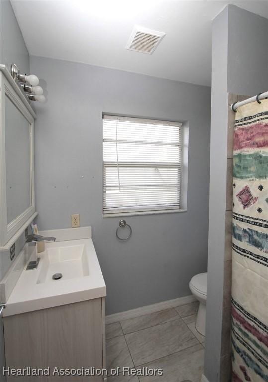 1820 W Batavia Rd, Avon Park, FL 33825 - bathroom featuring a shower with curtain, toilet, baseboards, visible vents, and vanity