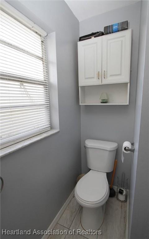 1820 W Batavia Rd, Avon Park, FL 33825 - bathroom featuring toilet and baseboards