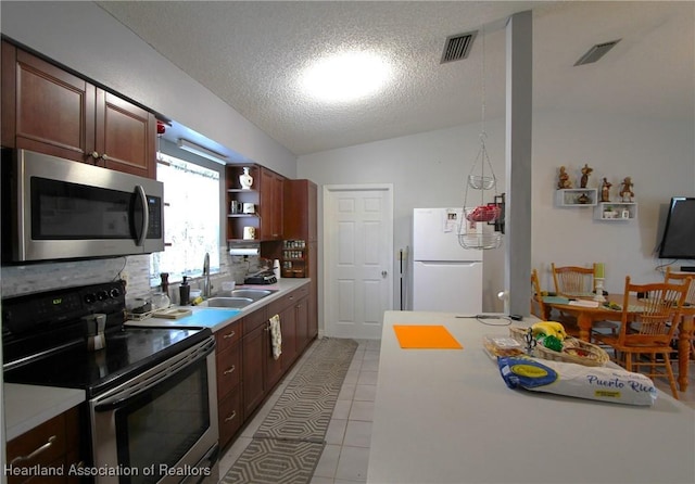 1820 W Batavia Rd, Avon Park, FL 33825 - kitchen featuring stainless steel appliances, a sink, vaulted ceiling, visible vents, and light countertops