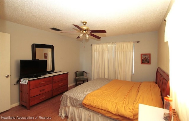 1820 W Batavia Rd, Avon Park, FL 33825 - bedroom with light wood finished floors, baseboards, visible vents, and ceiling fan