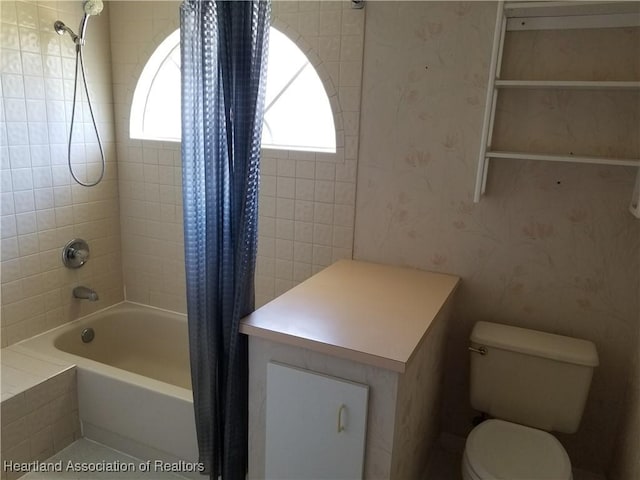 full bathroom with shower / bath combo, toilet, and wallpapered walls