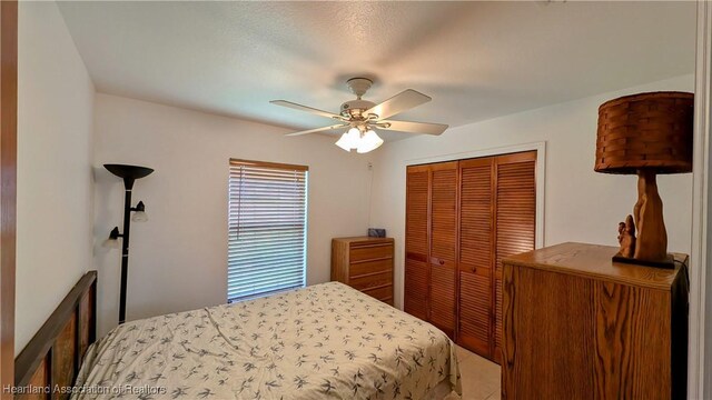 bedroom with ceiling fan, a textured ceiling, and a closet