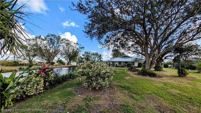 view of yard featuring a water view