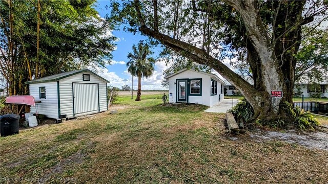 view of yard with a storage shed