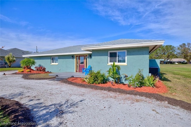 view of front of house featuring a front yard