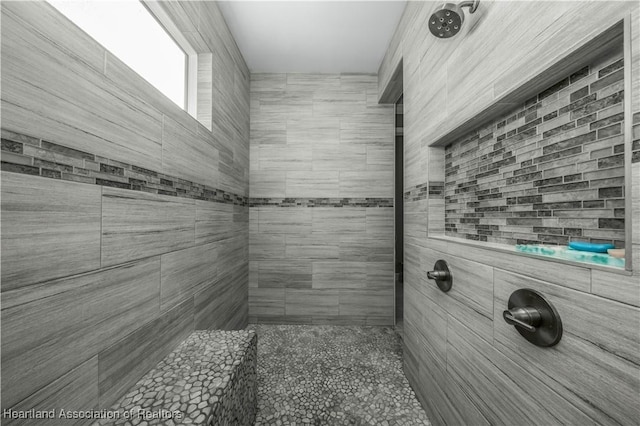 bathroom featuring a tile shower