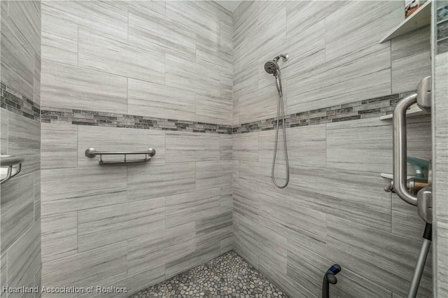 bathroom featuring tiled shower