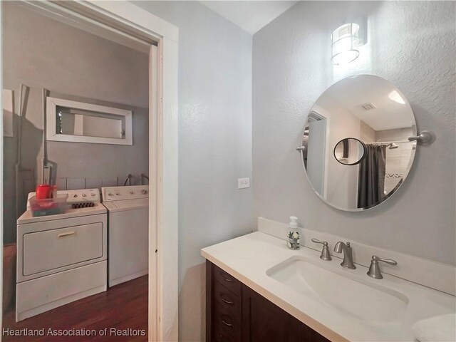 21 N French Ave, Fort Meade, FL 33841 - full bathroom featuring washer and clothes dryer, vanity, and wood finished floors