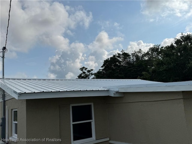 4504 High Ave, Sebring, FL 33870 - exterior view of stucco siding and metal roof